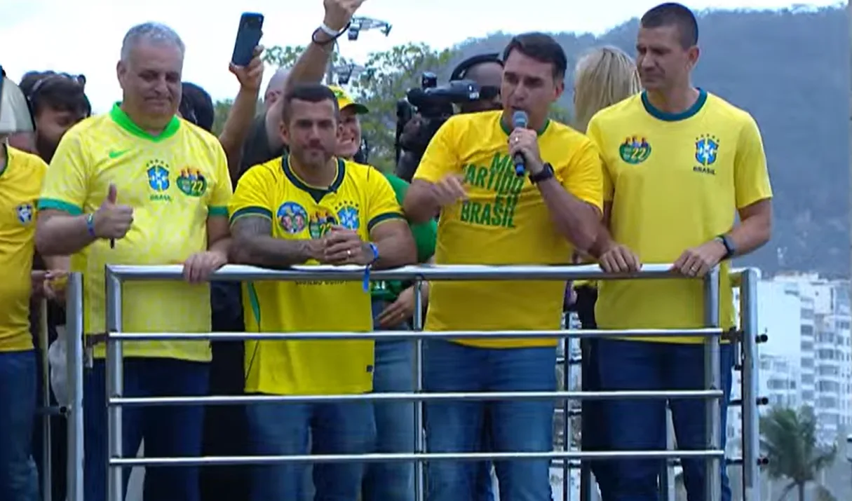 Flávio Bolsonaro dividiu primeiro palanque da eleição com seu vice, candidatos do PL e o candidato ao governo do Rio Douglas Ruas