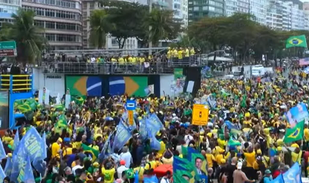 Primeiro comício de Flávio Bolsonaro (PL) à Presidência da República mobilizou trio elétrico em Copacabana (RJ)