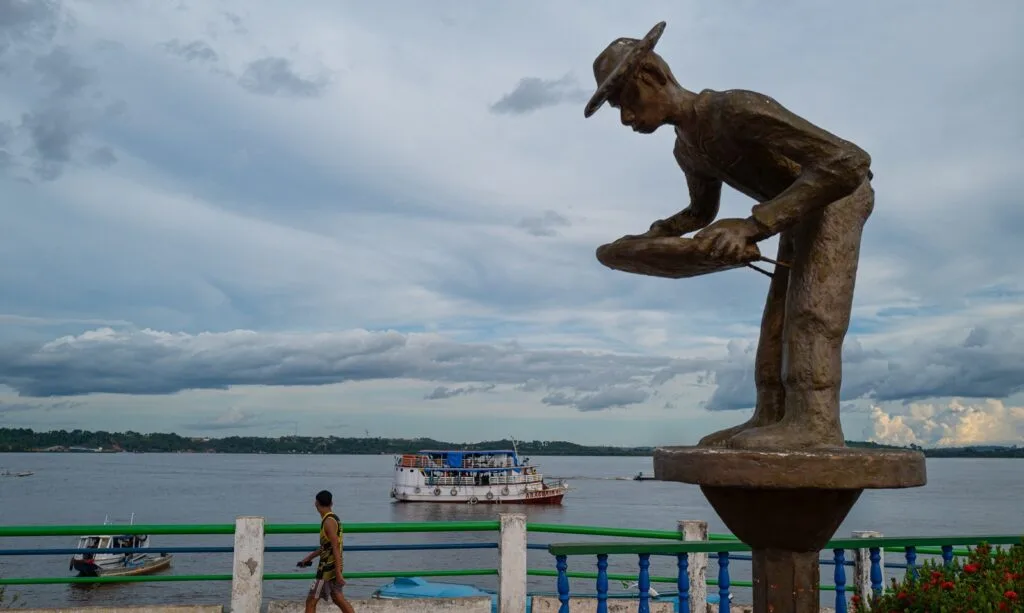Instalado pela prefeitura em 2019, durante a gestão de Valmir Clímaco, o monumento de três metros homenageia garimpeiros na orla do Tapajós, em Itaituba