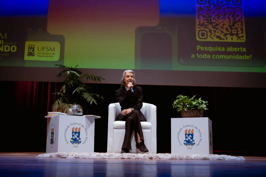 ‘A universidade é inquieta, a universidade é transgressora dentro do direito’, afirmou Cármen Lúcia durante palestra na UFSM
