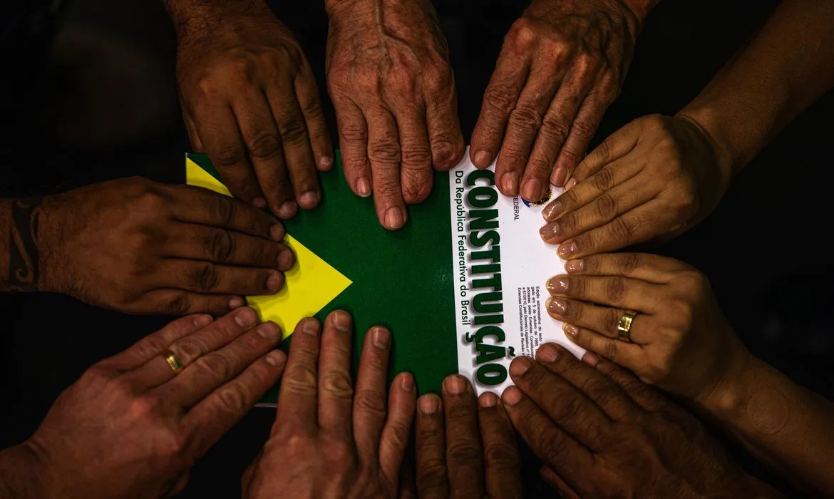 No dia 5 de outubro de 1988 foi promulgada a constituição brasileira, apelidada de ”Constituição Cidadã"