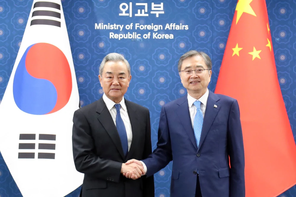 Os ministros das Relações Exteriores da China, Wang Yi, e da Coreia do Sul, Cho Hyun, durante encontro em Seul.