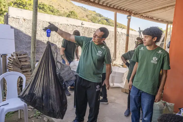 Desde janeiro, pescadores artesanais e catadores de caranguejos retiraram 12 mil kgs de resíduos do Rio Suruí e de suas margens com a Operação LimpaOca
