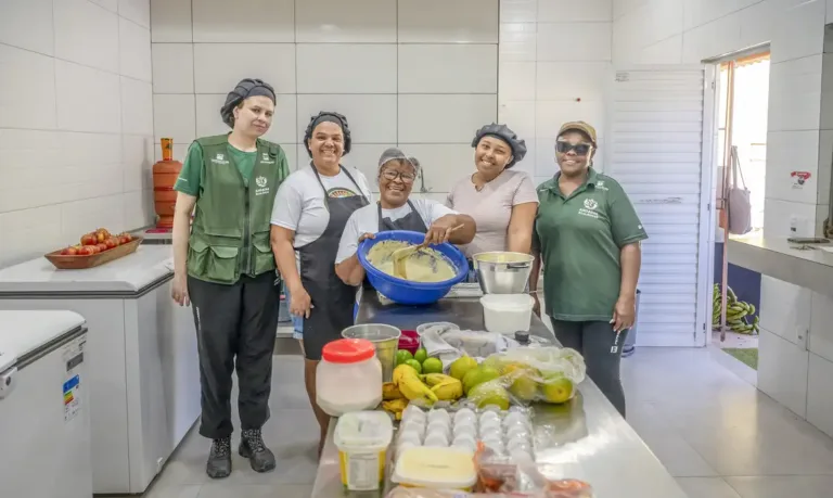 Cozinha das Caranguejeiras, em Magé (RJ), transforma a ubarana em renda para as mulheres da comunidade