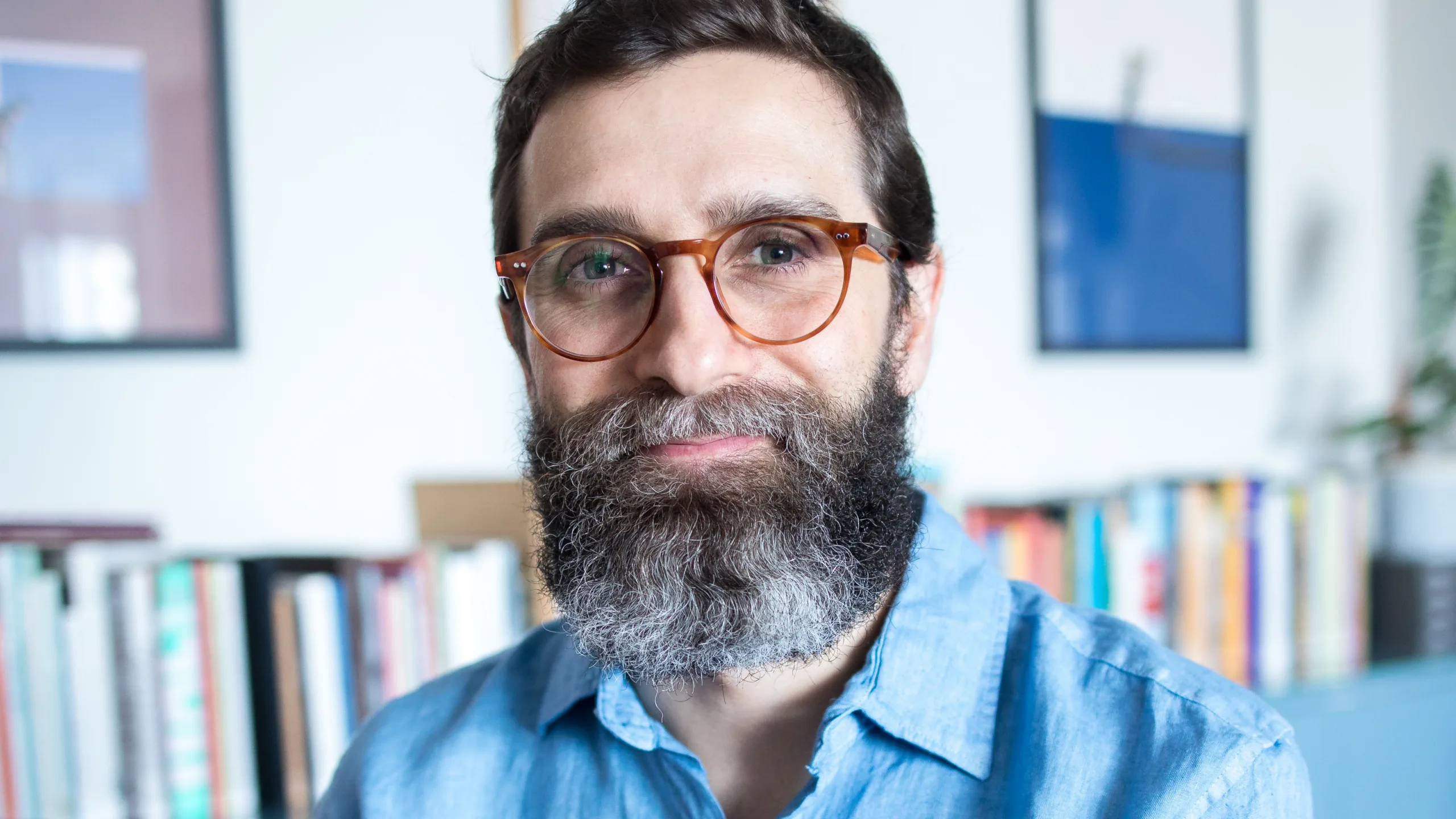Fotografia de Lucas Lujan, um homem branco, de olhos claros, com uma longa barba grisalha e óculos