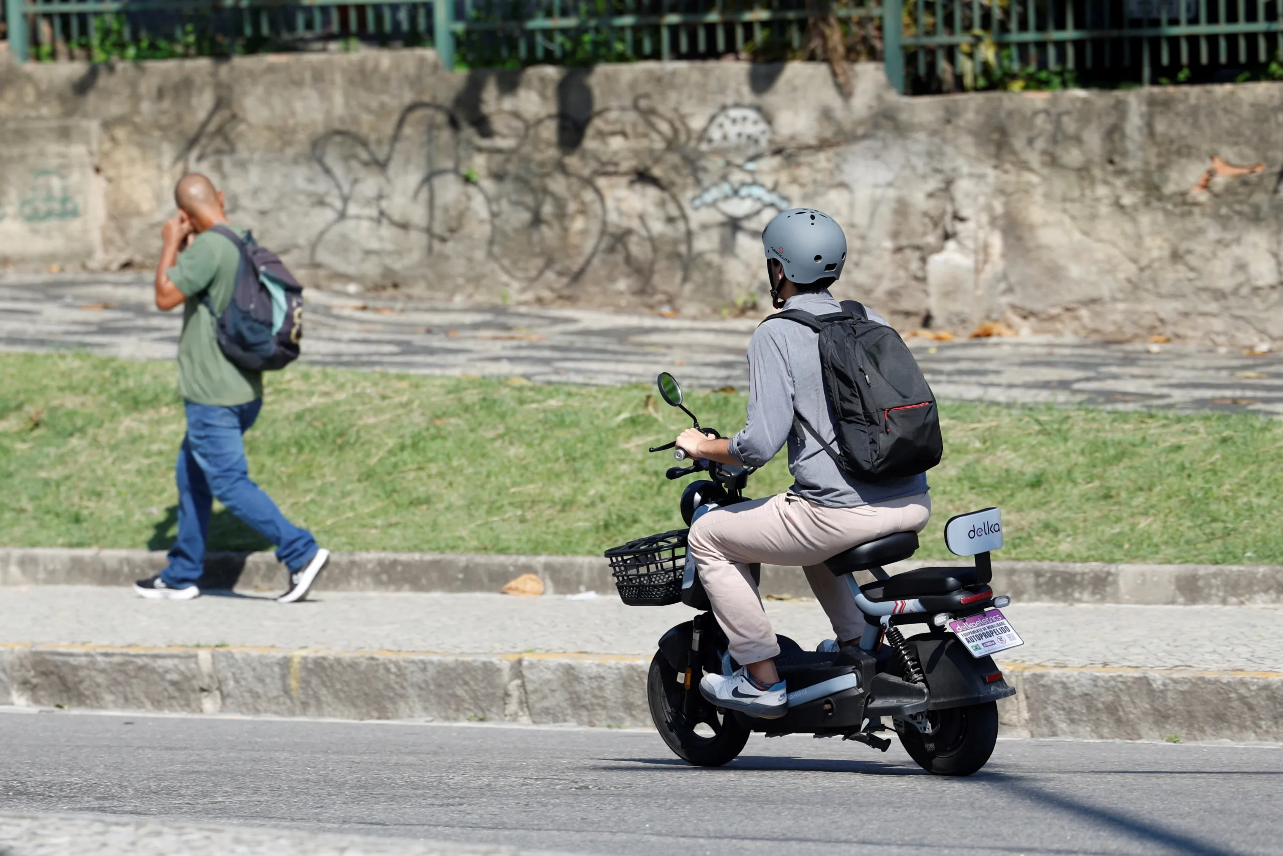 Homem vai ao trabalho de ciclomotor no Rio de Janeiro (RJ), 06/04/2026.