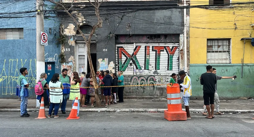Famílias discutem com agentes da Prefeitura durante tentativa de despejo em imóvel no centro de São Paulo.