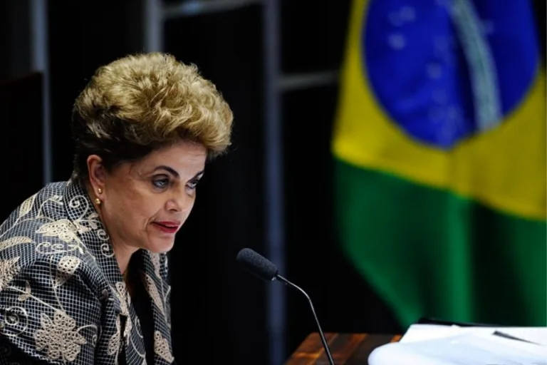‘Eu não podia chorar’: pianista recupera falas de Dilma sobre tortura nos 10 anos do golpe