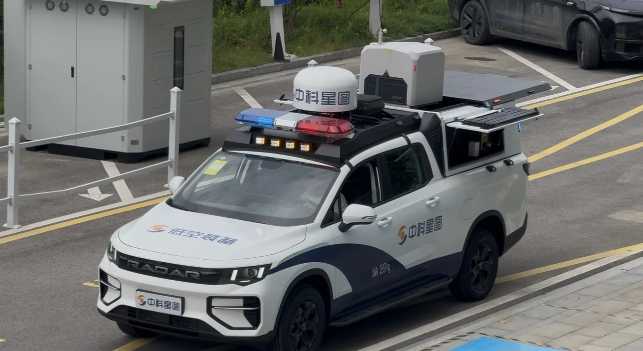 Veículo equipado com sistemas de monitoramento por drones é utilizado pela polícia chinesa em operações de segurança pública.