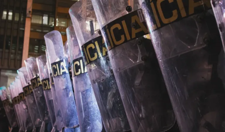 Policiais militares empunham escudos da corporação durante protesto em 2016