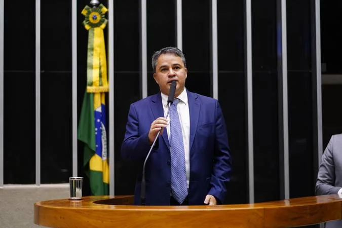 Efraim Filho (PL) disputará o governo da Paraíba em 2026