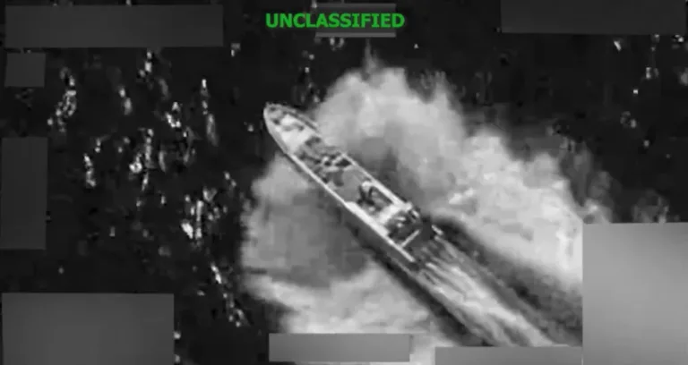 Fotografia de um barco atacado pelos EUA