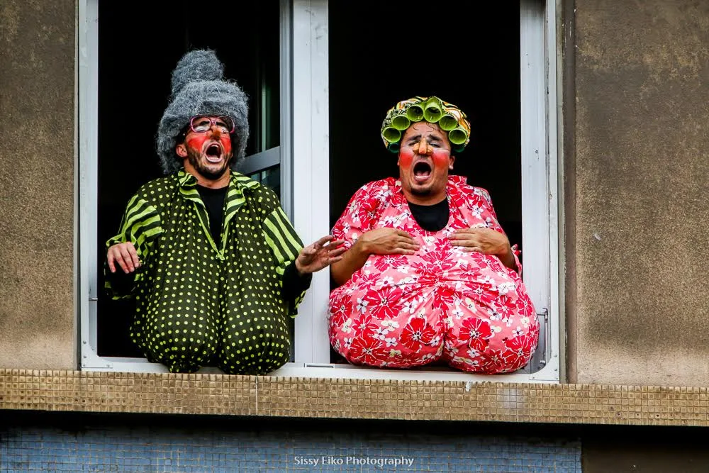 Um dos vários espetáculos do Esparrama nos 13 anos de Teatro de Janela, no Minhocão.