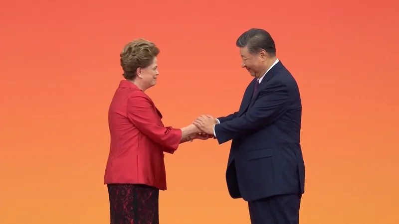 Presidenta Dilma Rousseff cumprimenta presidente chinês Xi Jinping no Grande Salão do Povo