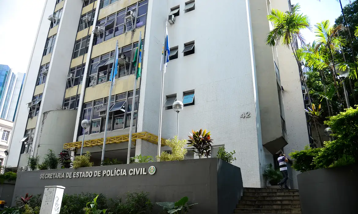 Fachada da Secretaria de Estado da Polícia Civil no centro do Rio de Janeiro