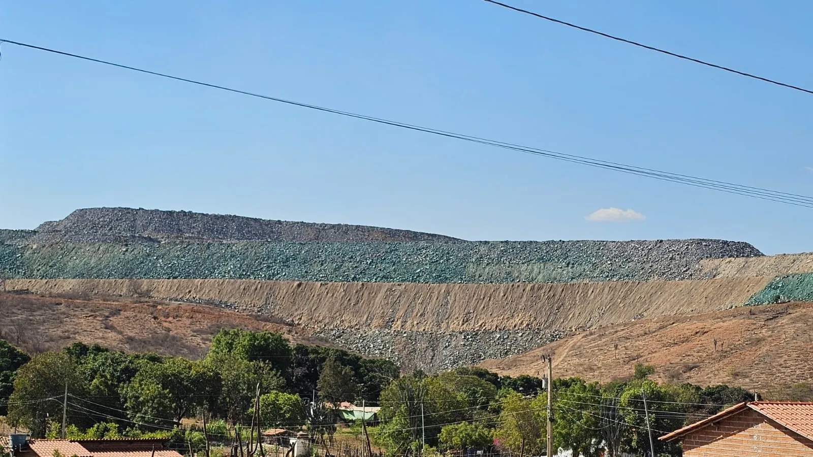 Pilha de estéril da Sigma Lithium instalada próxima a residências da comunidade Piauí Poço Dantasv