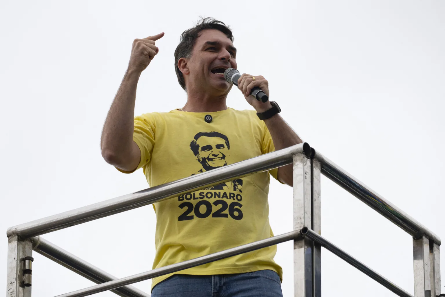 O senador Flávio Bolsonaro discursa em cima do carro de som em Copacabana, Rio de Janeiro.