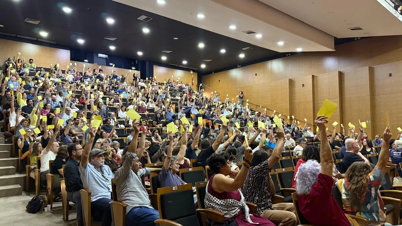 Professores participam de assembleia no auditório da ADunB
