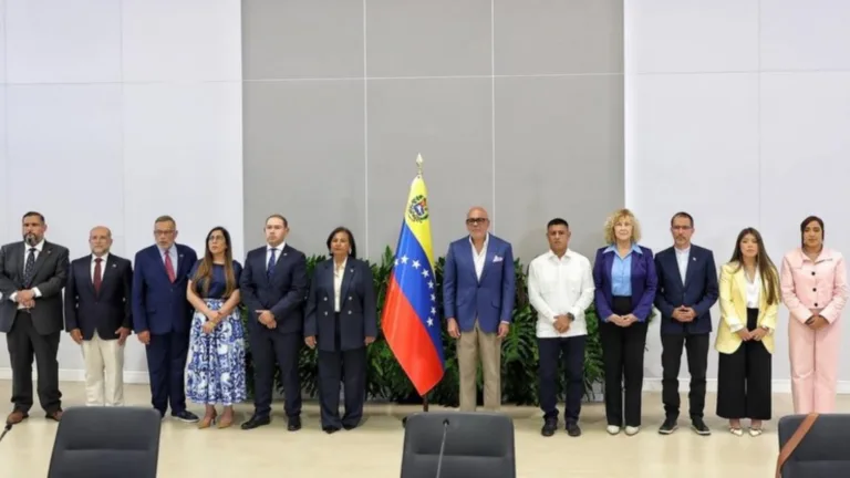 Chavismo e oposição se sentam frente a frente na primeira rodada de diálogos na Venezuela