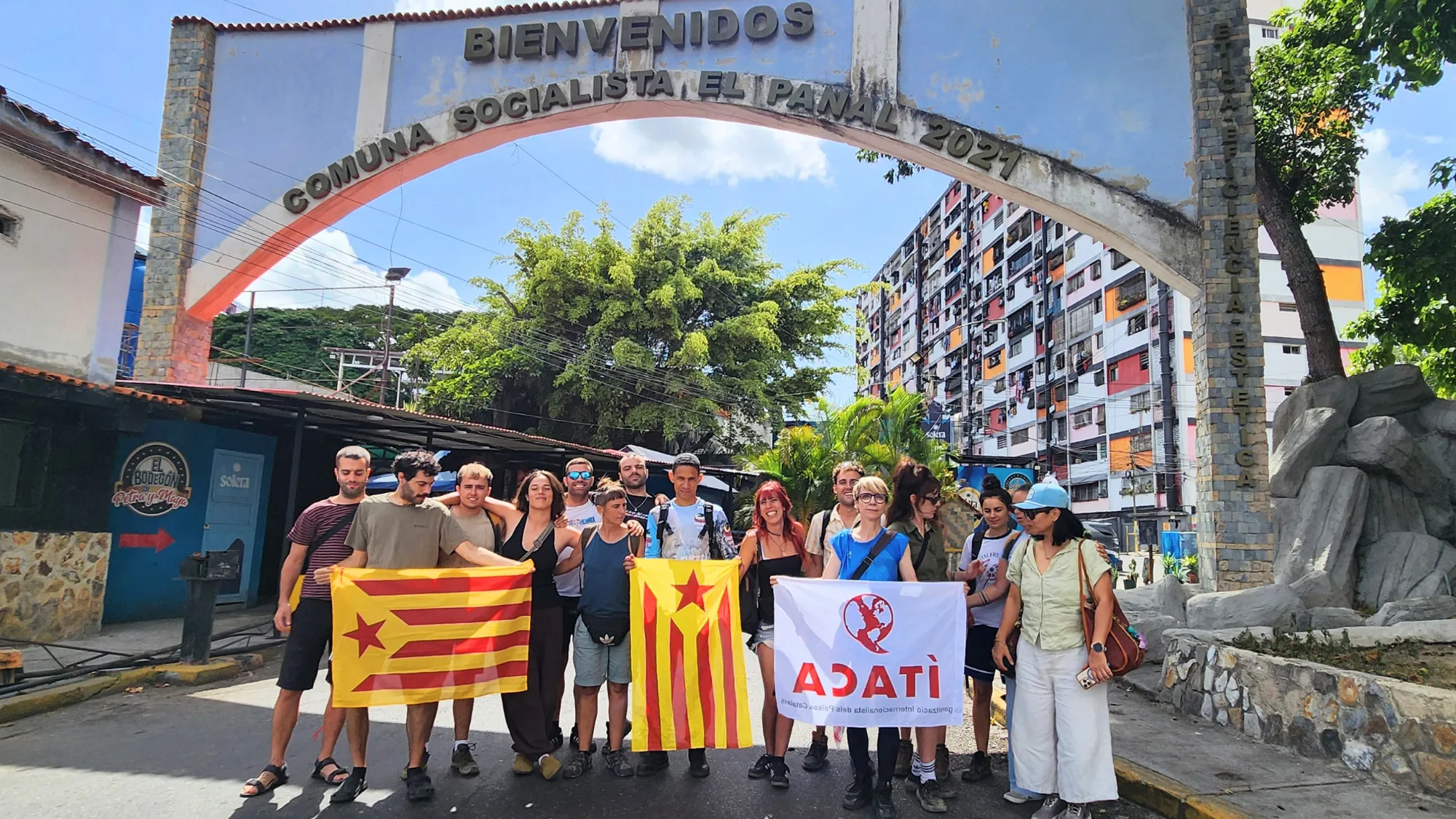 Grupo de internacionalistas catalães visita a comuna Panal 21, no bairro 23 de Enero, em Caracas (Venezuela).