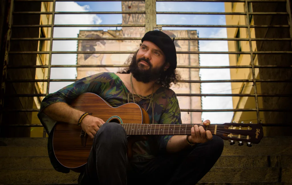 Tavinho Schmitz apresenta o show Folk Metropolitano durante turnê pelo DF