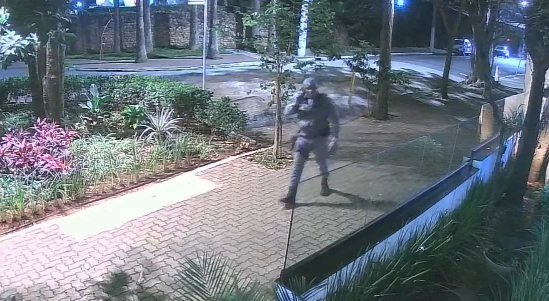 Frame de câmera anexado ao laudo pericial que mostra o policial andando no local onde o motorista de Haddad havia estacionado.