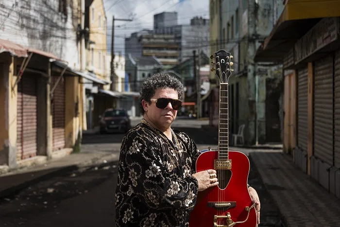 Clayton Barros lança primeiro disco solo
