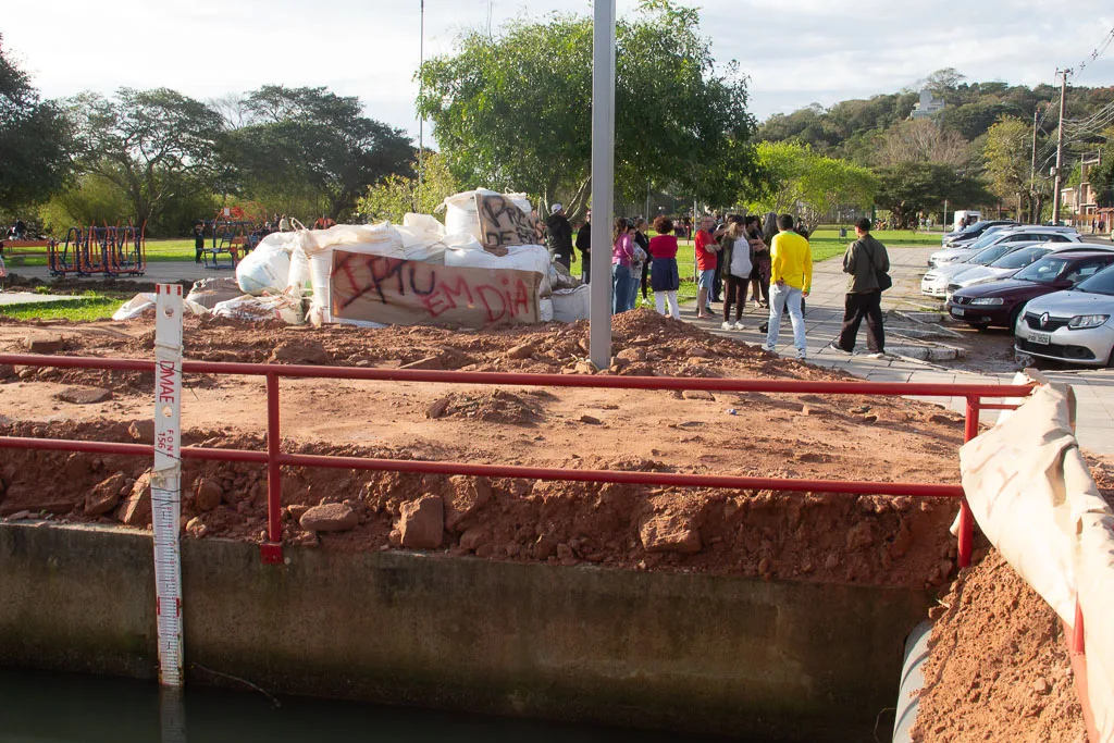Estrutura instalada na praça Zeno Simon envolve o arroio Guarujá e é chamado de “minidique gambiarra” pelos manifestantes
