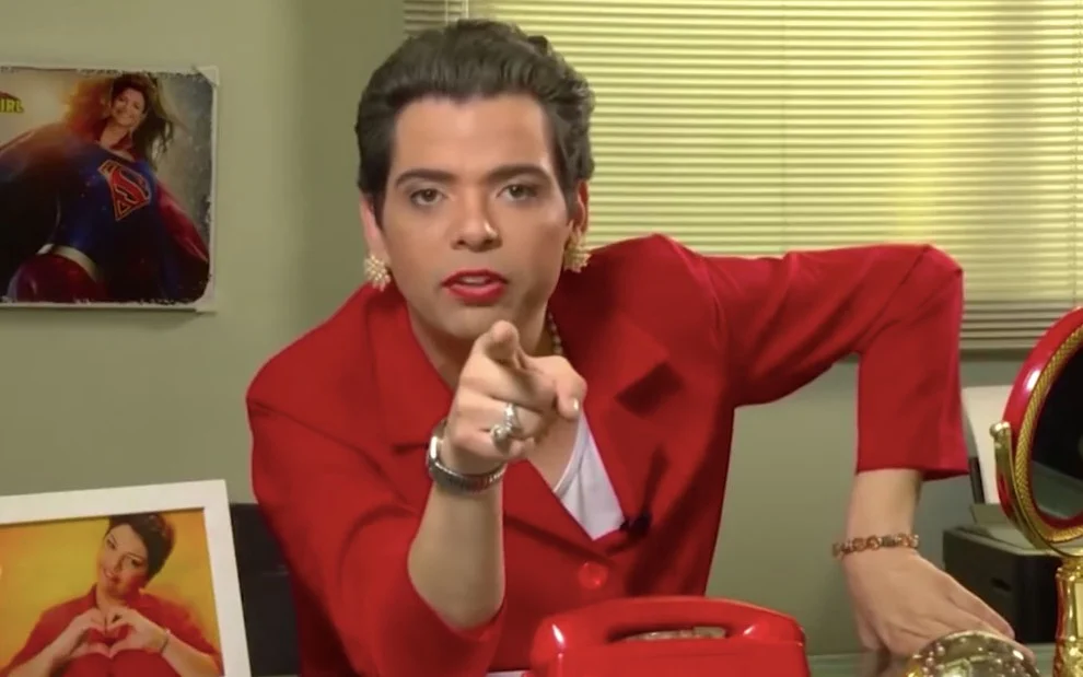 Ator Gustavo Mendes interpreta personagem inspirado na ex-presidente Dilma Rousseff