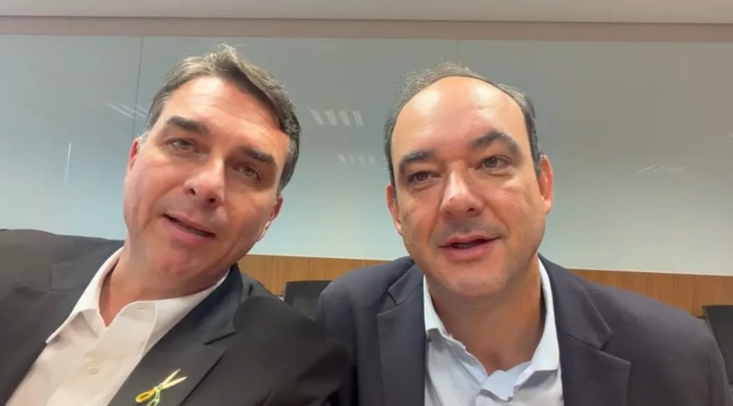 O candidato à presidência do PL, Flávio Bolsonaro, ao lado do candidato ao governo de Minas Gerais pelo partido, Flávio Roscoe