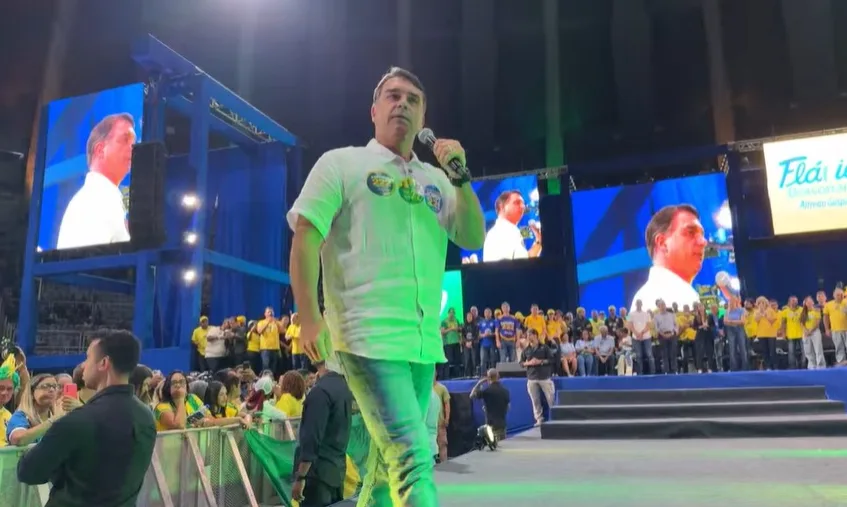 Flávio Bolsonaro (PL) durante ato de campanha no Rio de Janeiro