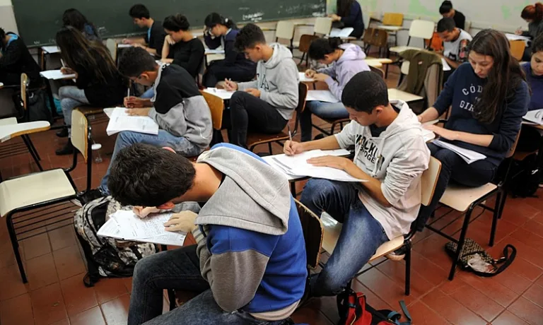 Após pressão, Celina Leão revoga medida que retirava recurso das escolas do DF