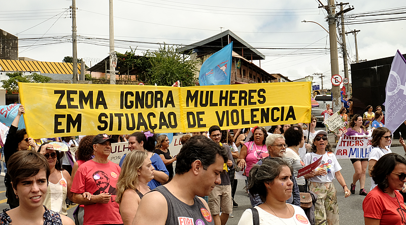 Ato denuncia violência contra a mulher em MG