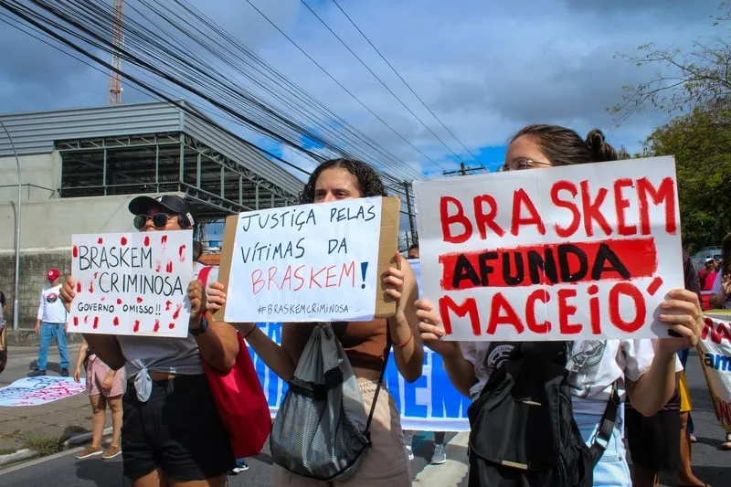 A exploração de sal-gema pela Braskem em Maceió (AL) provocou o afundamento do solo em diversos bairros da capital alagoana.
