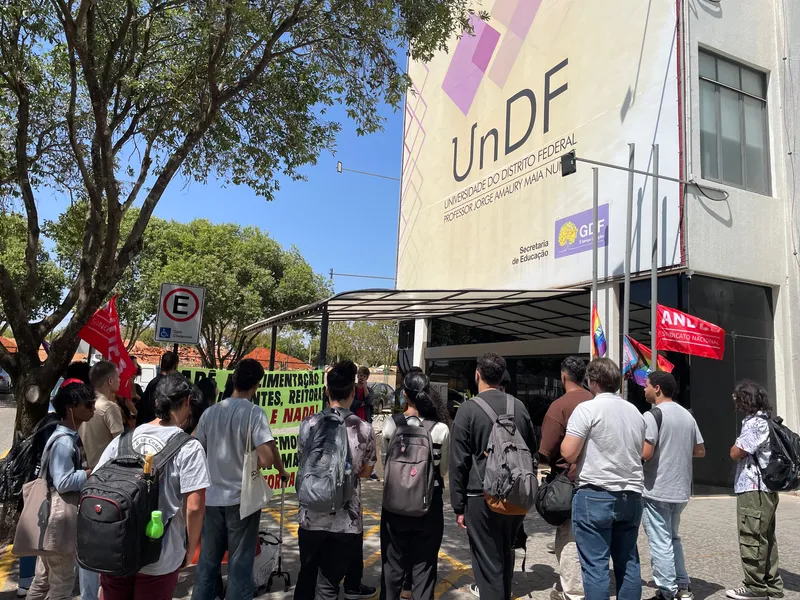 Estudantes e professores na UnDF