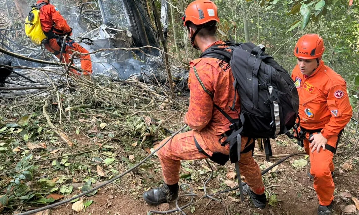 Quatro pessoas morrem em queda de helicóptero no Rio de Janeiro