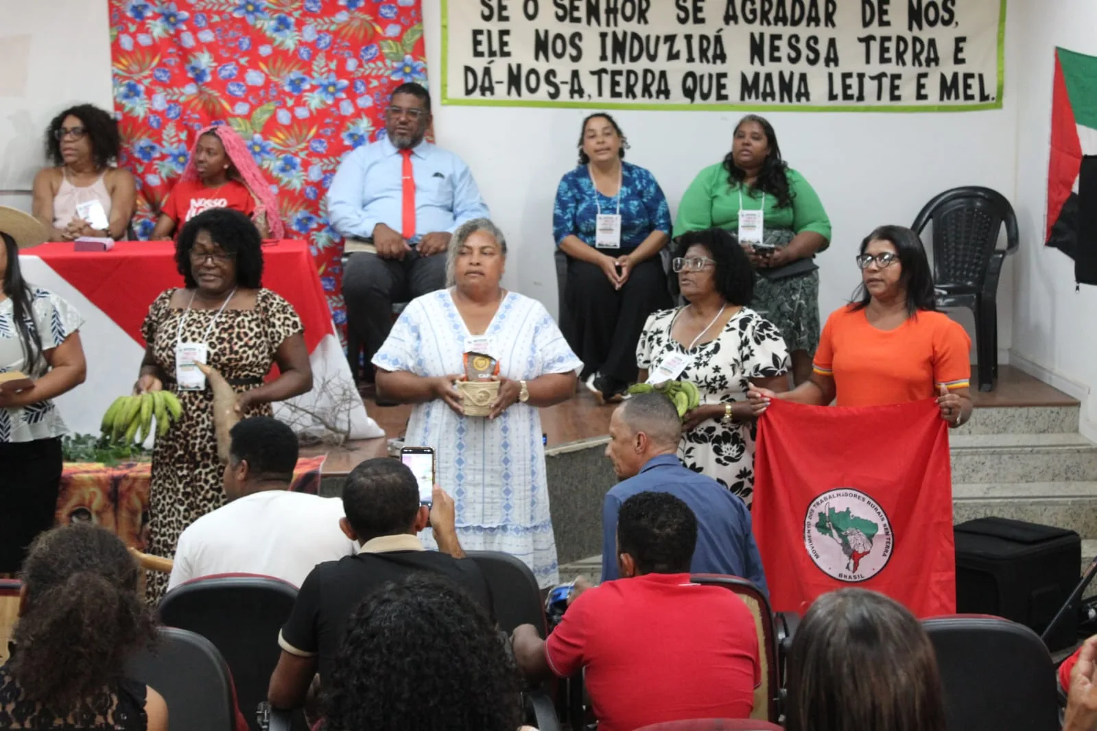 A atividade tem como tema “Fé, Terra e Democracia: Terra prometida é Terra compartilhada”, reúne militantes dos dez territórios do estado