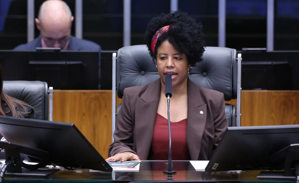 Jack Rocha presidiu a sessão e cobrou atuação de todo o Congresso