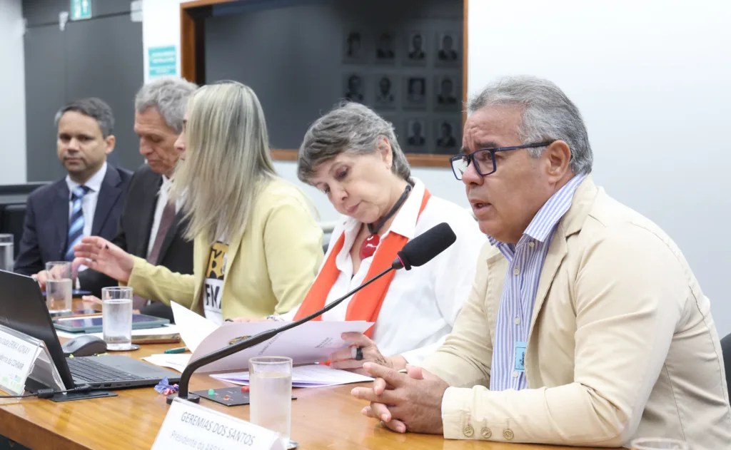 Audiência reuniu representantes da comunicação comunitária, do poder público e de entidades ligadas à democratização dos meios de comunicação