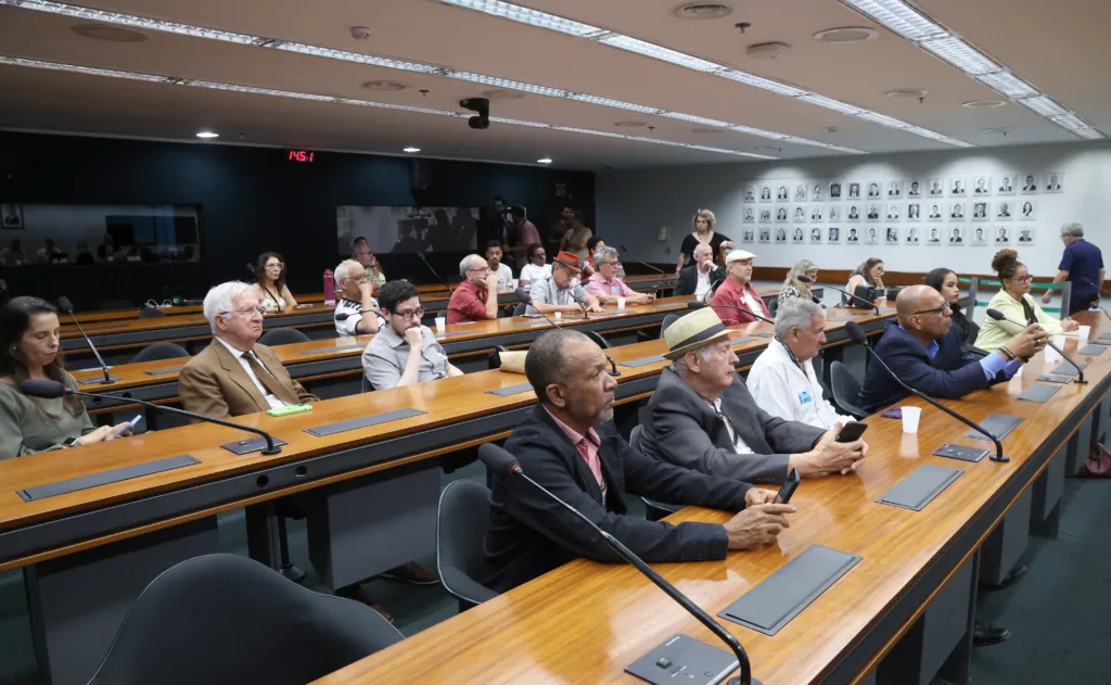 Comunicadores, representantes de entidades e movimentos acompanharam debate sobre o papel das mídias comunitárias na democratização da comunicação