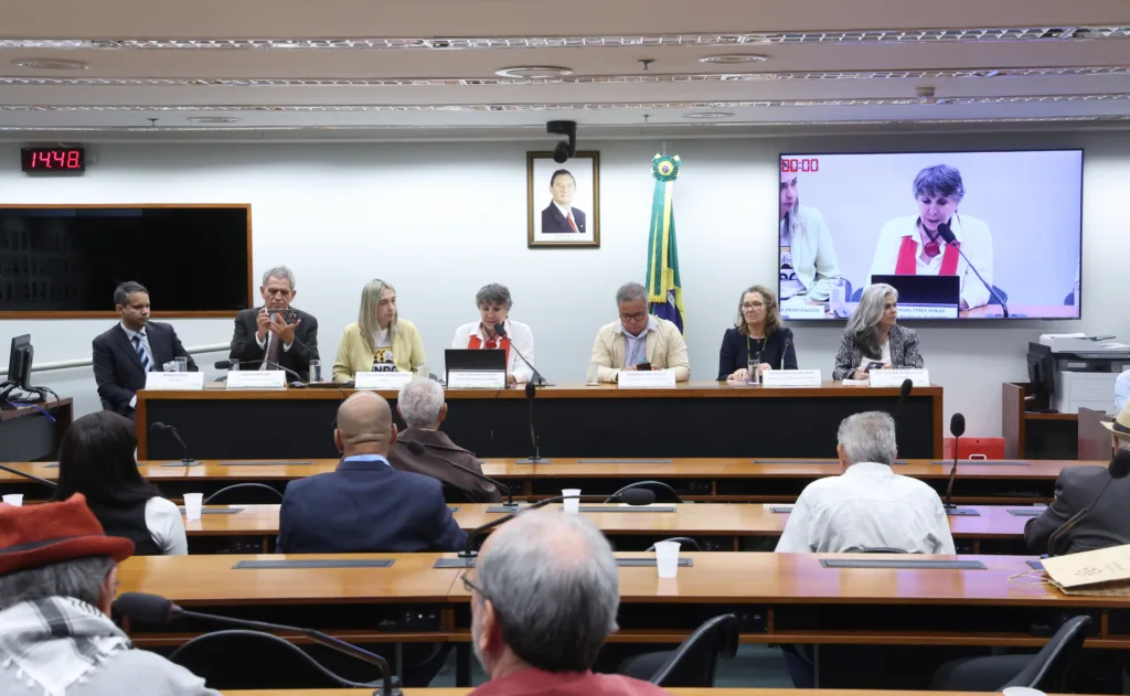 Audiência pública na Câmara dos Deputados celebrou os 30 anos da Abraço Brasil e os 29 anos da TV Comunitária de Brasília e reuniu reivindicações por políticas públicas para o setor