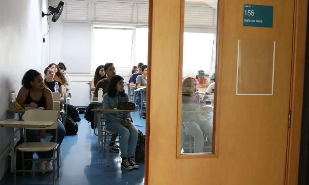 A primeira chamada para matrícula está prevista para 26 de janeiro de 2027.