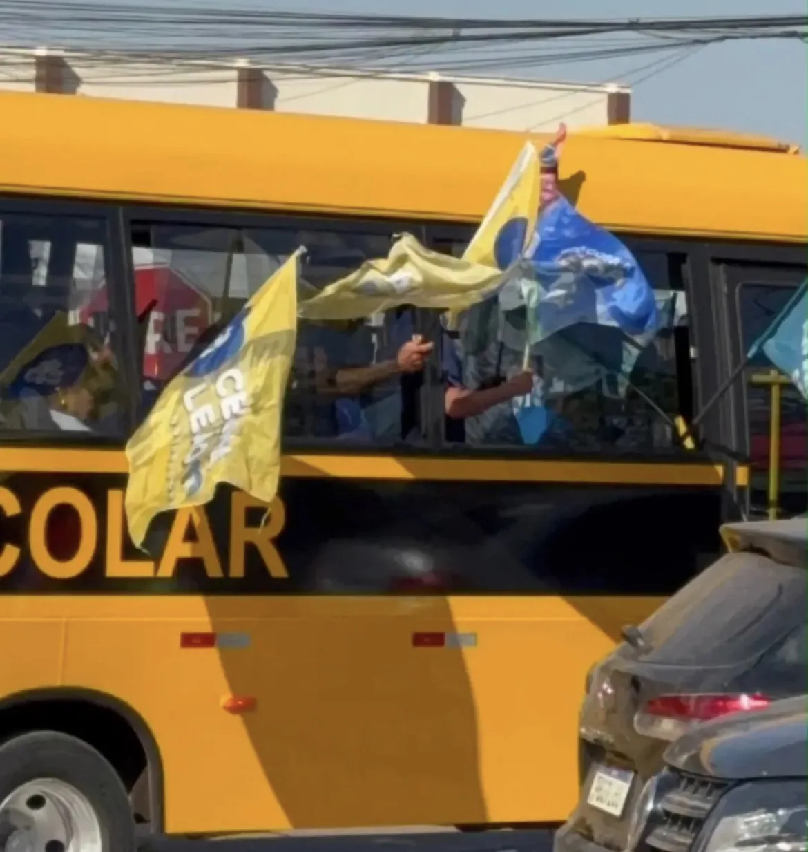 Apoiadores de Celina Leão exibem bandeiras de campanha dentro de ônibus utilizado no transporte escolar da rede pública do DF
