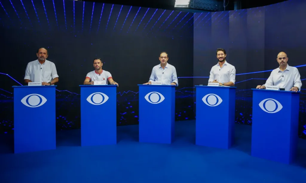 Logo no primeiro bloco, os candidatos foram questionados sobre quais seriam as prioridades de uma eventual gestão diante da situação fiscal de Minas Gerais.
