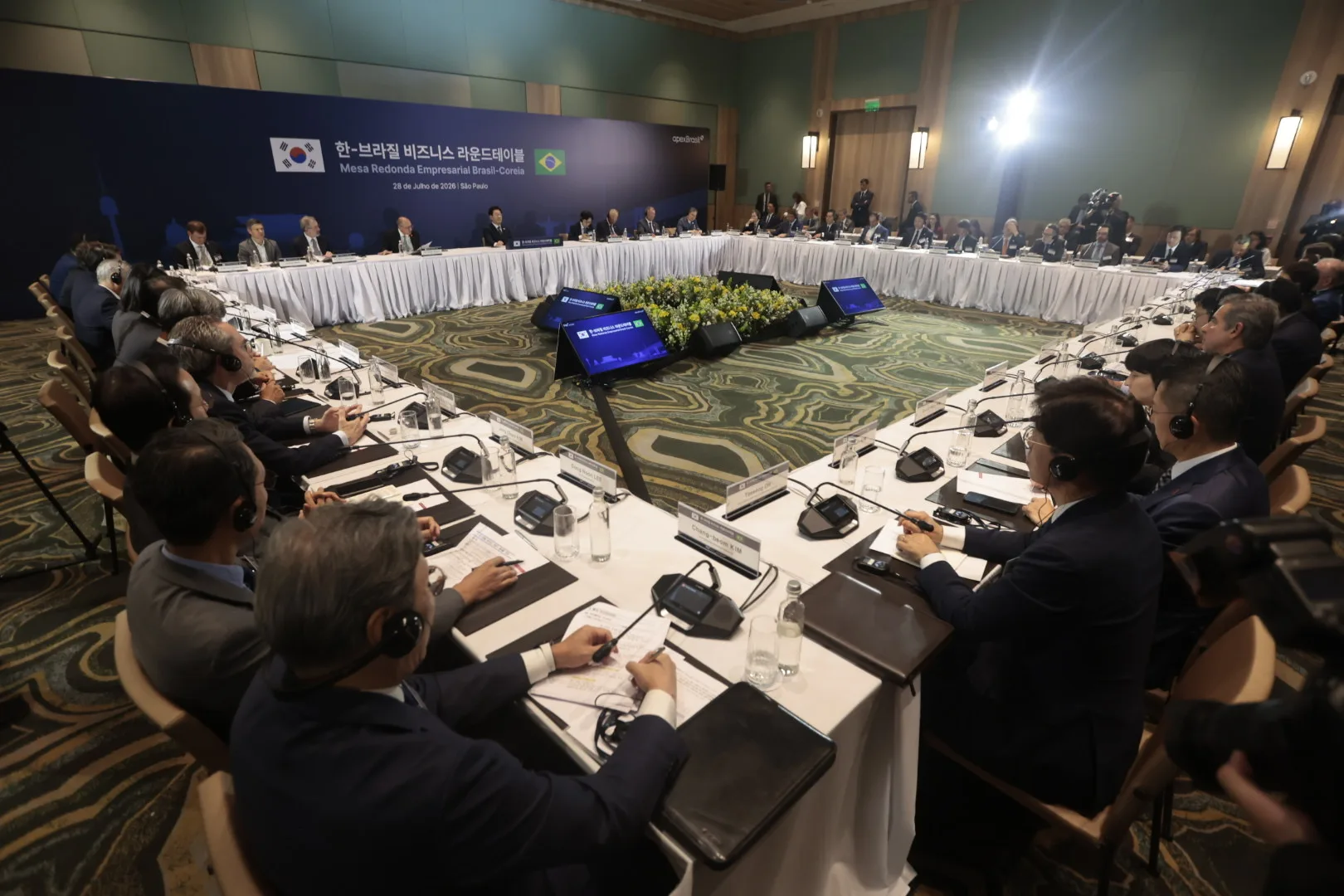 A Agência Brasileira de Promoção de Exportações e Investimentos (ApexBrasil), em parceria com a Federação de Indústrias Coreanas (FKI), realiza em São Paulo,no Gran Hyatt, o Brazil-Korea Business Roundtable. Focado na expansão das relações comerciais, tecnológicas e de investimentos entre os dois países, o evento integra a programação da visita oficial do presidente da Coreia do Sul, Lee Jae Myung e conta com a presença do vice-presidente da República, Geraldo Alckmin