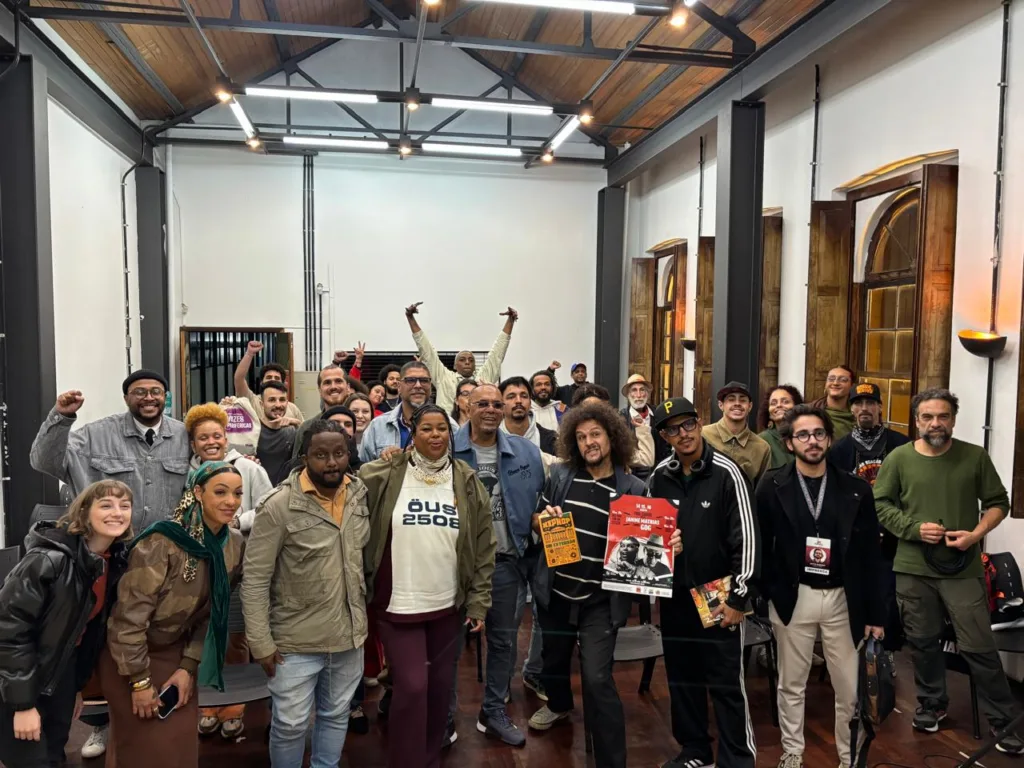 Grupo participa de bate-papo entre artistas