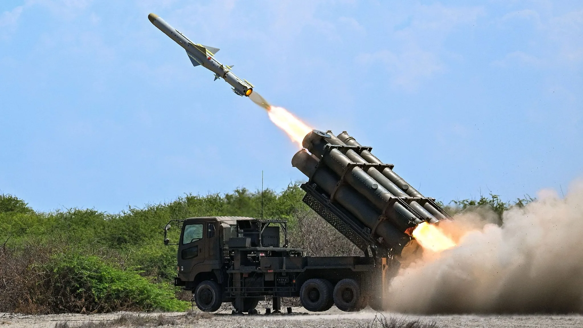 Símbolo da remilitarização do Japão: sistema de mísseis superfície-navio Tipo 88 foi lançado durante o exercício militar “Balikatan”, entre Estados Unidos e Filipinas, em Ilocos Norte, em 6 de maio de 2026.