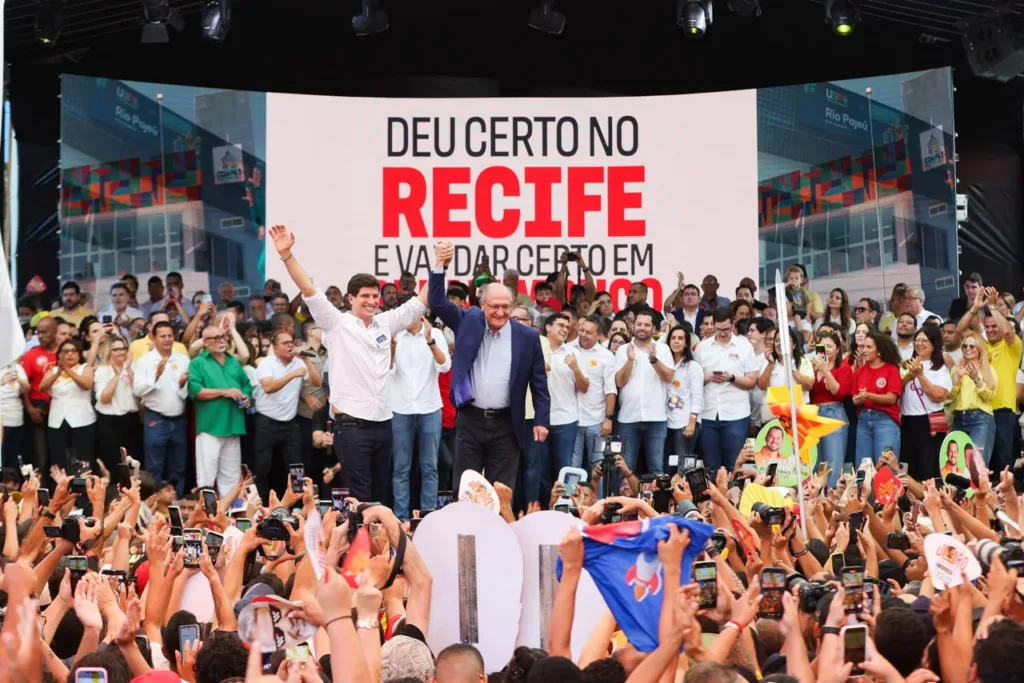 Vice-presidente da República, Geraldo Alckmin (PSB), marcou presença na convenção da Frente Popular de Pernambuco, que oficializou João Campos (PSB) como candidato ao governo do estado