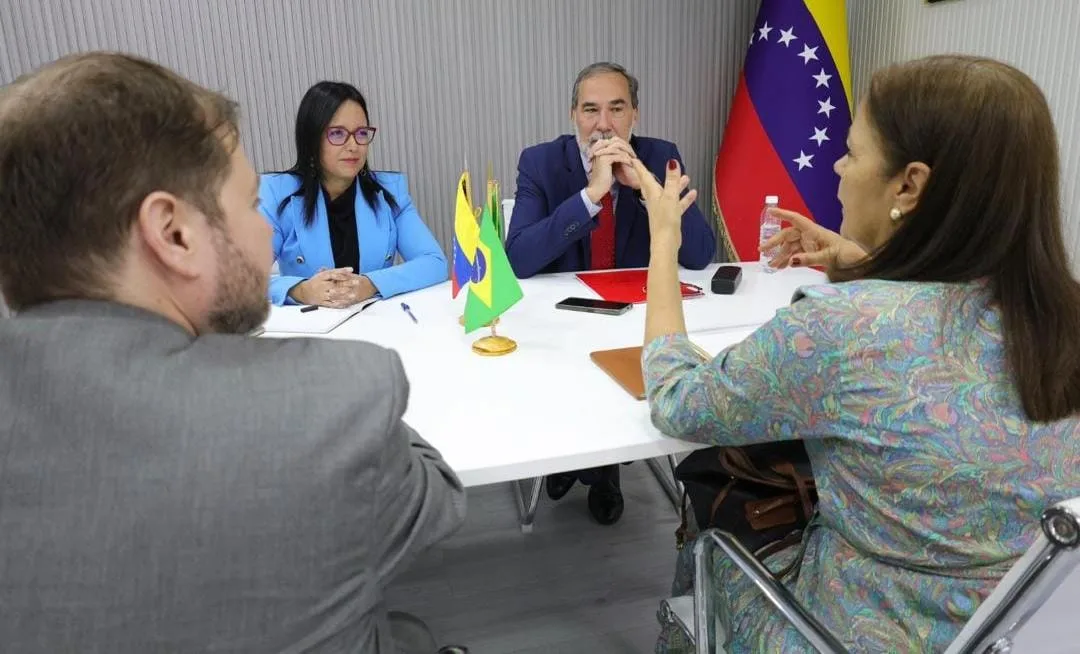 A embaixadora brasileira Glivânia Maria de Oliveira foi recebida na Chancelaria venezuelana pelo vice-ministro de Relações Exteriores para América Latina, Maurício Rodríguez.