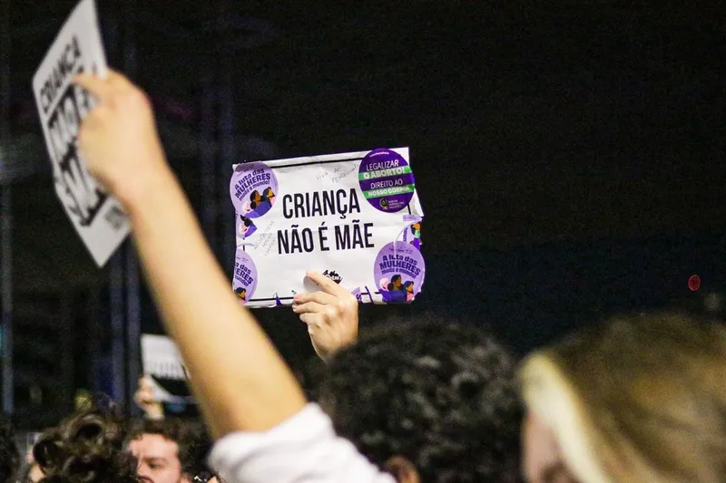 Ato contra o PL da Gravidez Infantil; Bia Kicis está entre os autores da proposta, que alcança abortos após 22 semanas inclusive em casos de estupro